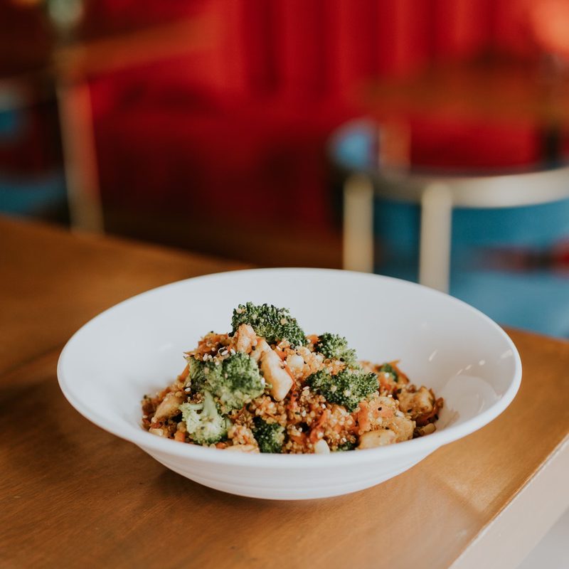 Salad ức gà và quinoa